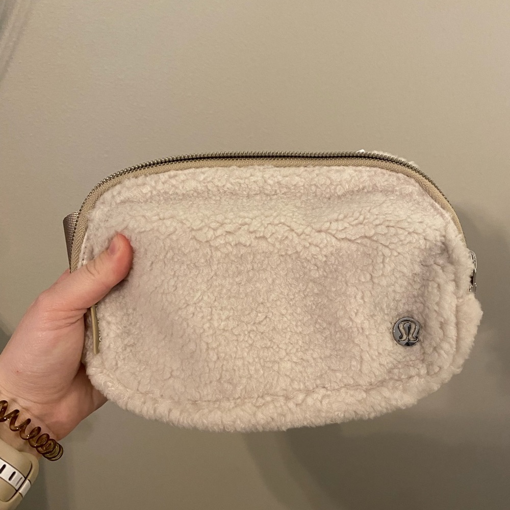 Lululemon Sherpa belt bag